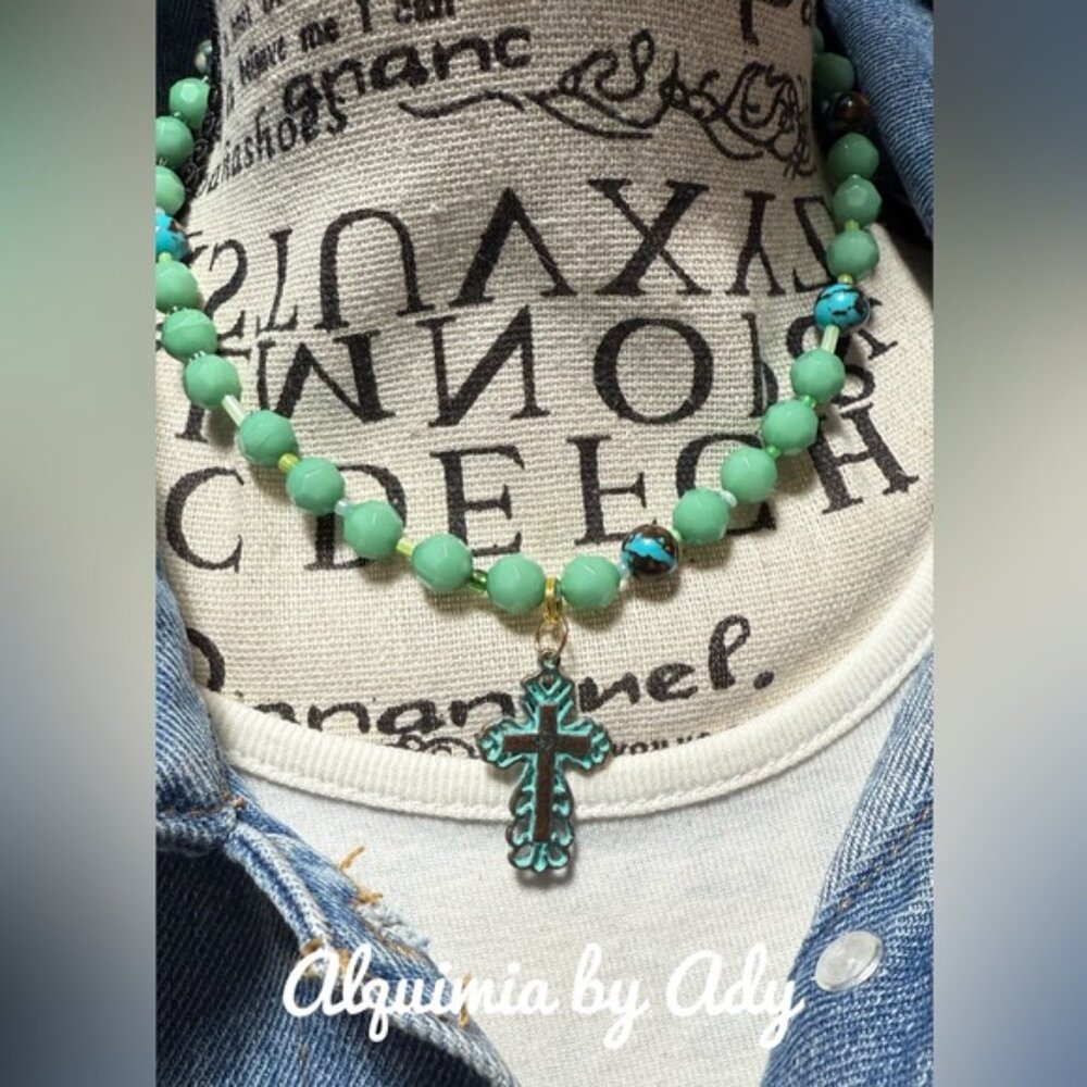 1970’s VINTAGE BUBBLE SHORT BLUE NECKLACE WITH TURQUOISE CROSS CHARM - Picture 2 of 4
